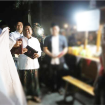 Jelang Muktamar NU ke-35, Wabup Jombang Bagikan 500 Kerudung untuk Pedagang Kuliner Malam
