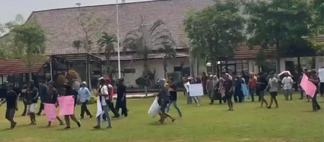 Warga Wonomerto Sambangi Polres Jombang, Persoalkan Penahanan Mariyono dalam Sengketa Lahan 100 Hektare