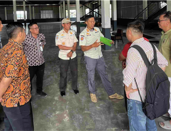 Satpol PP Jombang saat sidak di Pabrik Sepatu PT Xinchai. (Istimewa)