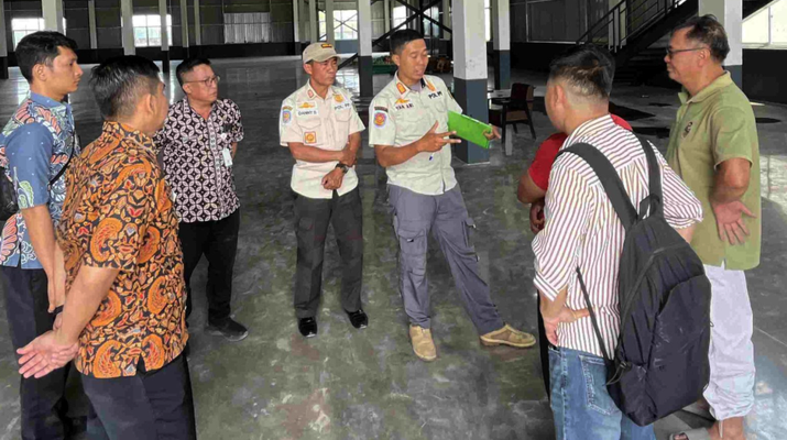 Satpol PP Jombang saat sidak di Pabrik Sepatu PT Xinchai. (Istimewa)